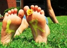 Legs without mushrooms, between the fingers with flowers