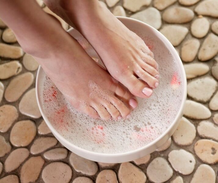 Essential oil bath against nail fungus